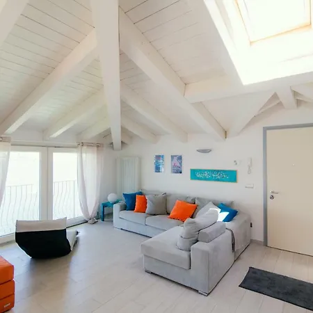La Casa Del Lago-first Floor Vakantiehuis Dervio